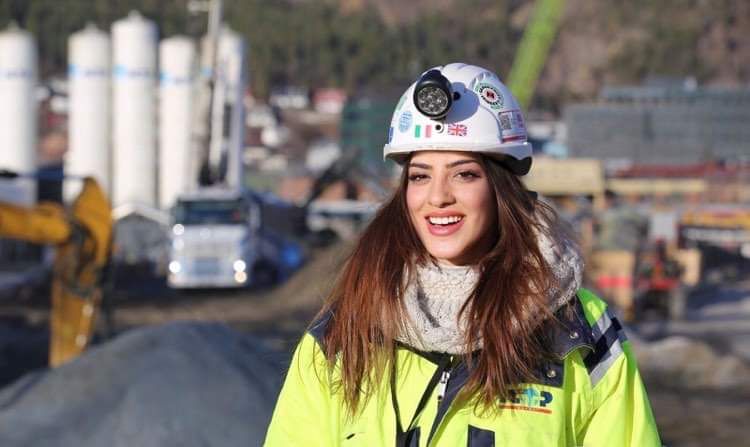 Donna con casco e giubbotto ad alta visibilità, simbolo del master ingegneri.