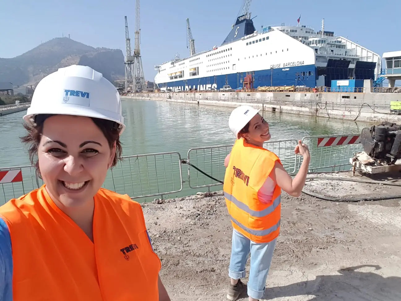 Ferry attraccato al porto mentre Laura Picone assume il ruolo di Site Manager di Trevi.