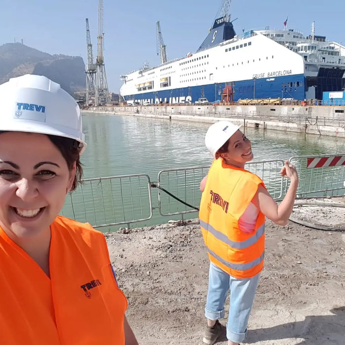 Ferry attraccato al porto mentre Laura Picone assume il ruolo di Site Manager di Trevi.