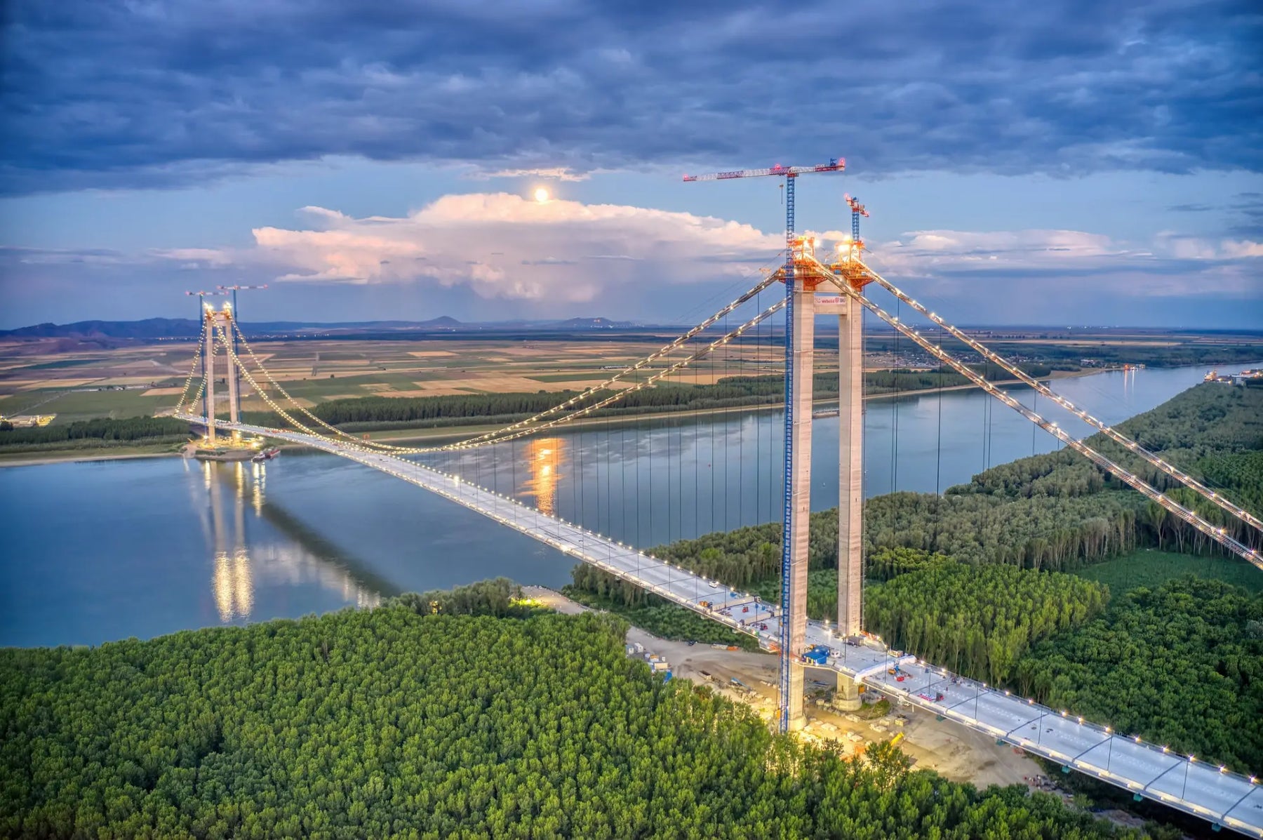 Ponte a campata sospesa su un ampio fiume, simbolo delle imprese sponsor master ingegneri.