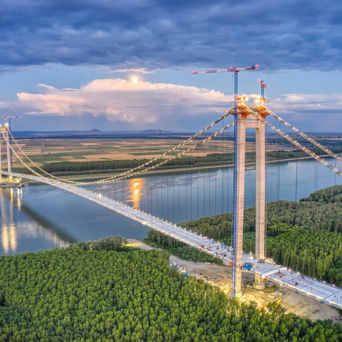 Ponte a campata sospesa su un ampio fiume, simbolo delle imprese sponsor master ingegneri.