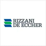 Logo per Rizzani De Eccher con il nome dell'azienda e forme geometriche verdi.